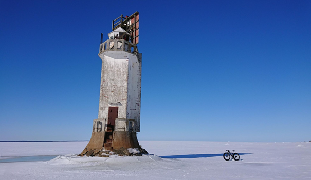 An old abandoned lighthouse on the sea